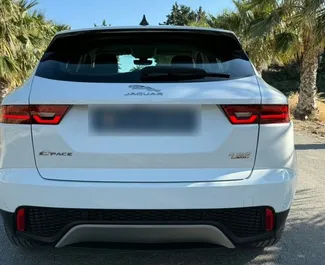 Jaguar E-Pace 2021 beschikbaar voor verhuur in Alicante, met een kilometerlimiet van 250 km/dag.