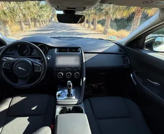 Interieur van Jaguar E-Pace te huur in Spanje. Een geweldige auto met 5 zitplaatsen en een Automatisch transmissie.
