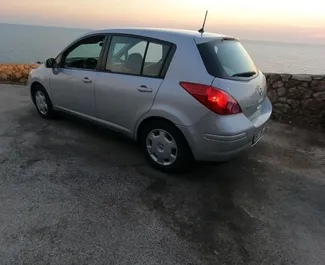 Vooraanzicht van een huurauto Nissan Versa op Podgorica Luchthaven, Montenegro ✓ Auto #16482. ✓ Transmissie Automatisch TM ✓ 0 beoordelingen.