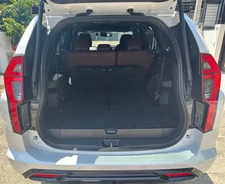 Diesel motor van 2,4L van Mitsubishi Pajero Sport 2026 te huur op de luchthaven van Phuket.