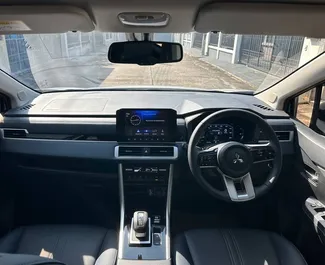 Mitsubishi Xpander Cross 2026 beschikbaar voor verhuur op de luchthaven van Phuket, met een kilometerlimiet van onbeperkt.