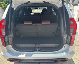 Mitsubishi Pajero Sport 2026 beschikbaar voor verhuur op de luchthaven van Phuket, met een kilometerlimiet van onbeperkt.
