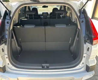Interieur van Mitsubishi Xpander Cross te huur in Thailand. Een geweldige auto met 7 zitplaatsen en een Automatisch transmissie.