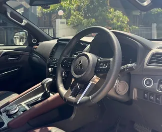 Interieur van Mitsubishi Pajero Sport te huur in Thailand. Een geweldige auto met 7 zitplaatsen en een Automatisch transmissie.