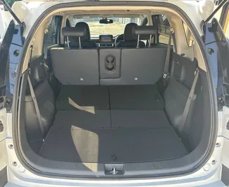 Mitsubishi Xpander Cross 2026 met Vooraandrijving systeem, beschikbaar op de luchthaven van Phuket.