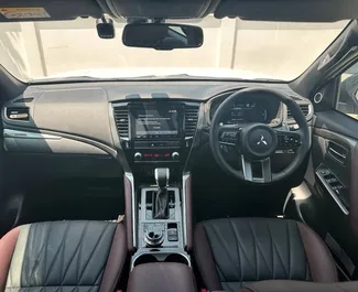 Mitsubishi Pajero Sport 2026 met Aandrijving op alle wielen systeem, beschikbaar op de luchthaven van Phuket.
