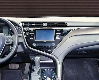 Autohuur Toyota Camry 2020 in in Armenië, met Benzine brandstof en 178 pk ➤ Vanaf 53 USD per dag.