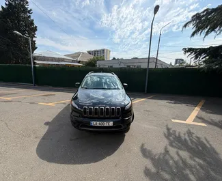 Jeep Cherokee 2016 beschikbaar voor verhuur in Tbilisi, met een kilometerlimiet van onbeperkt.