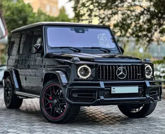 Vooraanzicht van een huurauto Mercedes-Benz G63 AMG in Bakoe, Azerbeidzjan ✓ Auto #16469. ✓ Transmissie Automatisch TM ✓ 0 beoordelingen.