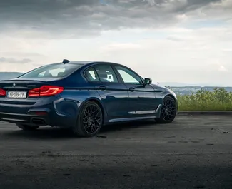 Autohuur BMW 5-Series 2019 in in Georgië, met Benzine brandstof en 530 pk ➤ Vanaf 250 GEL per dag.