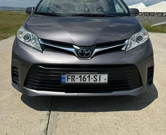 Interieur van Toyota Sienna te huur in Georgië. Een geweldige auto met 7 zitplaatsen en een Automatisch transmissie.