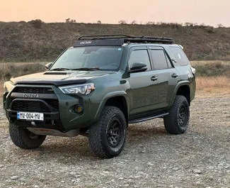 Vooraanzicht van een huurauto Toyota 4 Runner in Tbilisi, Georgië ✓ Auto #16577. ✓ Transmissie Automatisch TM ✓ 0 beoordelingen.