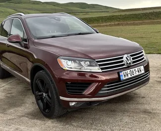 Vooraanzicht van een huurauto Volkswagen Touareg in Tbilisi, Georgië ✓ Auto #16576. ✓ Transmissie Automatisch TM ✓ 0 beoordelingen.