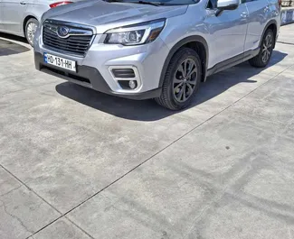 Vooraanzicht van een huurauto Subaru Forester in Tbilisi, Georgië ✓ Auto #16564. ✓ Transmissie Automatisch TM ✓ 0 beoordelingen.