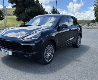 Vooraanzicht van een huurauto Porsche Cayenne in Tbilisi, Georgië ✓ Auto #11864. ✓ Transmissie Automatisch TM ✓ 0 beoordelingen.