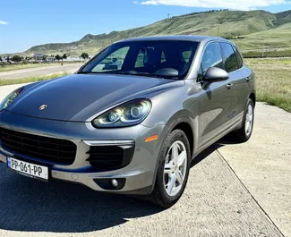 Vooraanzicht van een huurauto Porsche Cayenne in Tbilisi, Georgië ✓ Auto #13665. ✓ Transmissie Automatisch TM ✓ 1 beoordelingen.