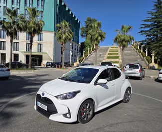 Vooraanzicht van een huurauto Toyota Yaris in Koetaisi, Georgië ✓ Auto #16524. ✓ Transmissie Automatisch TM ✓ 0 beoordelingen.