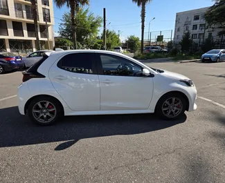 Verhuur Toyota Yaris. Economy, Comfort Auto te huur in Georgië ✓ Borg van Zonder Borg ✓ Verzekeringsmogelijkheden TPL, SCDW, Passagiers, Diefstal, Geen storting.