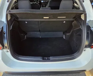 Hybride motor van 1,5L van Toyota Yaris 2023 te huur in Koetaisi.