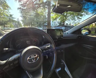 Toyota Yaris 2023 beschikbaar voor verhuur in Koetaisi, met een kilometerlimiet van onbeperkt.