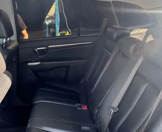 Interieur van Hyundai Santa Fe te huur in Albanië. Een geweldige auto met 7 zitplaatsen en een Automatisch transmissie.