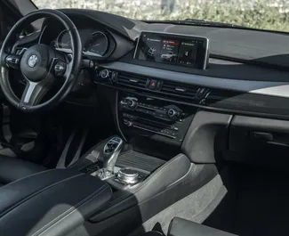 Benzine motor van 3,0L van BMW X6 2021 te huur in Tbilisi.