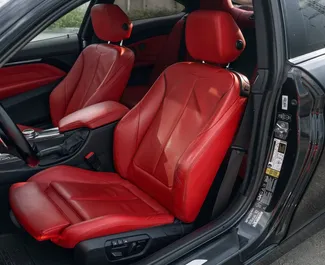 Interieur van BMW 428i Gran Coupe te huur in Georgië. Een geweldige auto met 4 zitplaatsen en een Automatisch transmissie.