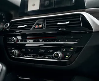 Interieur van BMW 5-Series te huur in Georgië. Een geweldige auto met 5 zitplaatsen en een Automatisch transmissie.