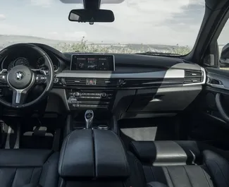 Interieur van BMW X6 te huur in Georgië. Een geweldige auto met 5 zitplaatsen en een Automatisch transmissie.
