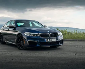 Vooraanzicht van een huurauto BMW 5-Series in Tbilisi, Georgië ✓ Auto #15475. ✓ Transmissie Automatisch TM ✓ 0 beoordelingen.