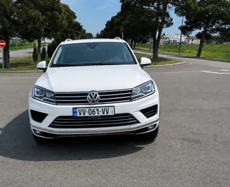 Vooraanzicht van een huurauto Volkswagen Touareg in Tbilisi, Georgië ✓ Auto #16575. ✓ Transmissie Automatisch TM ✓ 0 beoordelingen.