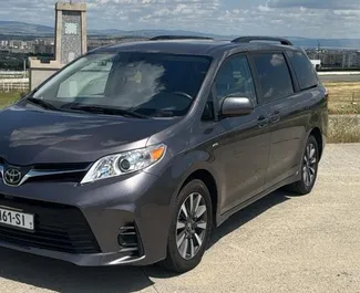 Vooraanzicht van een huurauto Toyota Sienna in Tbilisi, Georgië ✓ Auto #16579. ✓ Transmissie Automatisch TM ✓ 0 beoordelingen.