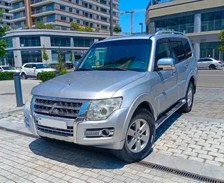 Vooraanzicht van een huurauto Mitsubishi Pajero in Bakoe, Azerbeidzjan ✓ Auto #11943. ✓ Transmissie Automatisch TM ✓ 0 beoordelingen.