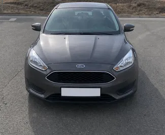 Vooraanzicht van een huurauto Ford Focus in Tbilisi, Georgië ✓ Auto #16566. ✓ Transmissie Automatisch TM ✓ 0 beoordelingen.