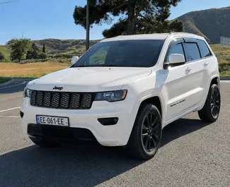 Vooraanzicht van een huurauto Jeep Grand Cherokee in Tbilisi, Georgië ✓ Auto #14947. ✓ Transmissie Automatisch TM ✓ 0 beoordelingen.