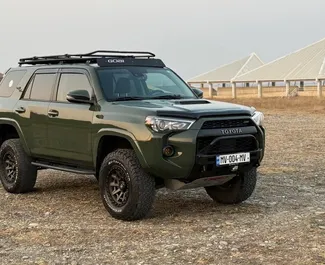 Interieur van Toyota 4 Runner te huur in Georgië. Een geweldige auto met 5 zitplaatsen en een Automatisch transmissie.