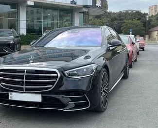 Vooraanzicht van een huurauto Mercedes-Benz S500 in Bakoe, Azerbeidzjan ✓ Auto #16470. ✓ Transmissie Automatisch TM ✓ 0 beoordelingen.