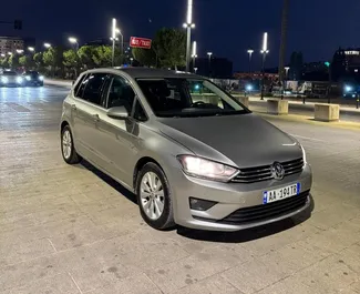Vooraanzicht van een huurauto Volkswagen Golf 7 in Tirana, Albanië ✓ Auto #16587. ✓ Transmissie Automatisch TM ✓ 0 beoordelingen.