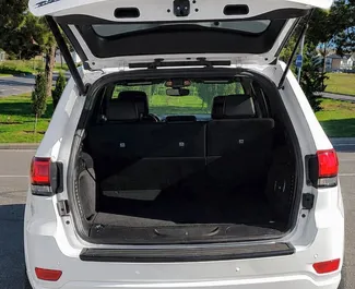 Interieur van Jeep Grand Cherokee te huur in Georgië. Een geweldige auto met 5 zitplaatsen en een Automatisch transmissie.