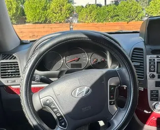 Hyundai Santa Fe 2013 beschikbaar voor verhuur in Durrës, met een kilometerlimiet van onbeperkt.