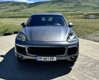 Benzine motor van 3,6L van Porsche Cayenne 2018 te huur in Tbilisi.