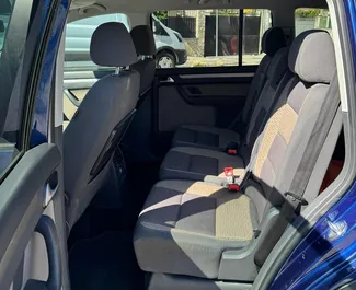 Volkswagen Touran 2010 beschikbaar voor verhuur in Tirana, met een kilometerlimiet van onbeperkt.