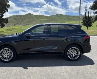 Porsche Cayenne 2016 beschikbaar voor verhuur in Tbilisi, met een kilometerlimiet van 250 km/dag.