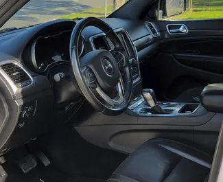 Jeep Grand Cherokee 2020 met Aandrijving op alle wielen systeem, beschikbaar in Tbilisi.