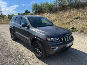 Vooraanzicht van een huurauto Jeep Grand Cherokee in Tbilisi, Georgië ✓ Auto #16592. ✓ Transmissie Automatisch TM ✓ 0 beoordelingen.