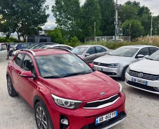 Vooraanzicht van een huurauto Kia Stonic op de luchthaven van Tirana, Albanië ✓ Auto #16589. ✓ Transmissie Automatisch TM ✓ 0 beoordelingen.
