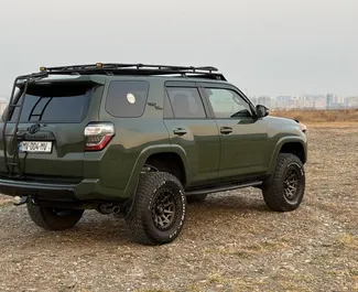 Benzine motor van 4,0L van Toyota 4 Runner 2024 te huur in Tbilisi.
