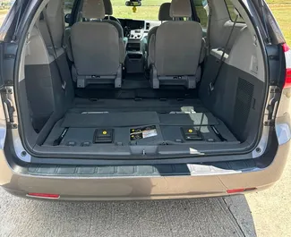 Verhuur Toyota Sienna. Comfort, Minivan Auto te huur in Georgië ✓ Borg van Zonder Borg ✓ Verzekeringsmogelijkheden TPL, SCDW, FDW, Passagiers, Diefstal, Geen storting.