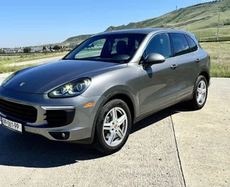 Porsche Cayenne 2018 beschikbaar voor verhuur in Tbilisi, met een kilometerlimiet van 250 km/dag.