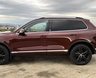 Volkswagen Touareg 2018 beschikbaar voor verhuur in Tbilisi, met een kilometerlimiet van 250 km/dag.